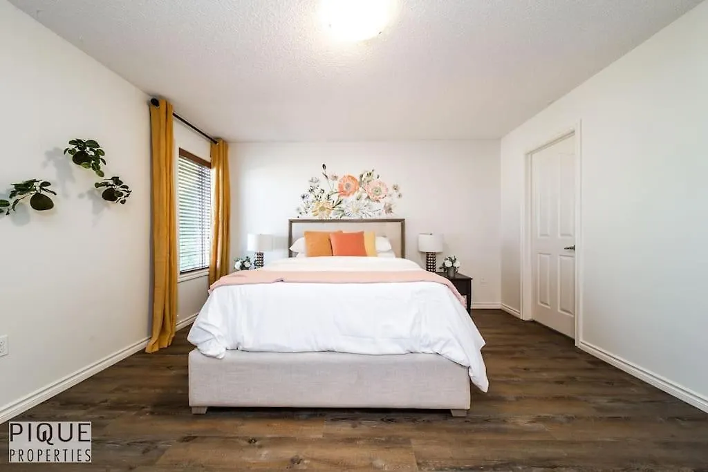 Chic 3Br Modern Home - Wi-Fi - Netflix - Sleeps 8! Edmonton 0*,  Canada