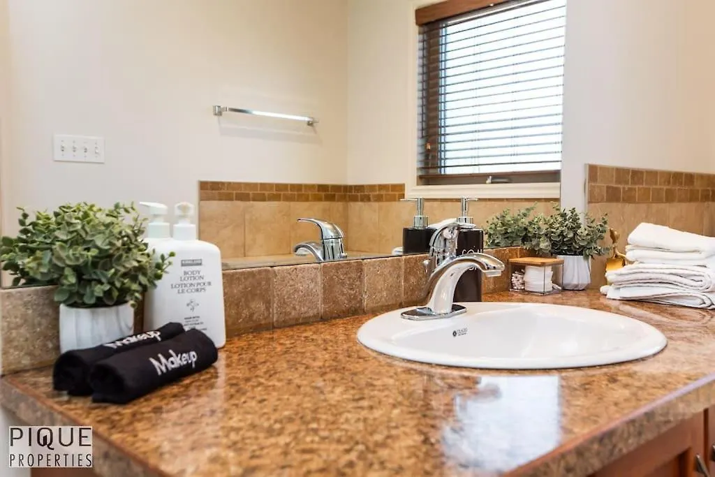 Chic 3Br Modern Home - Wi-Fi - Netflix - Sleeps 8! Edmonton 0*,