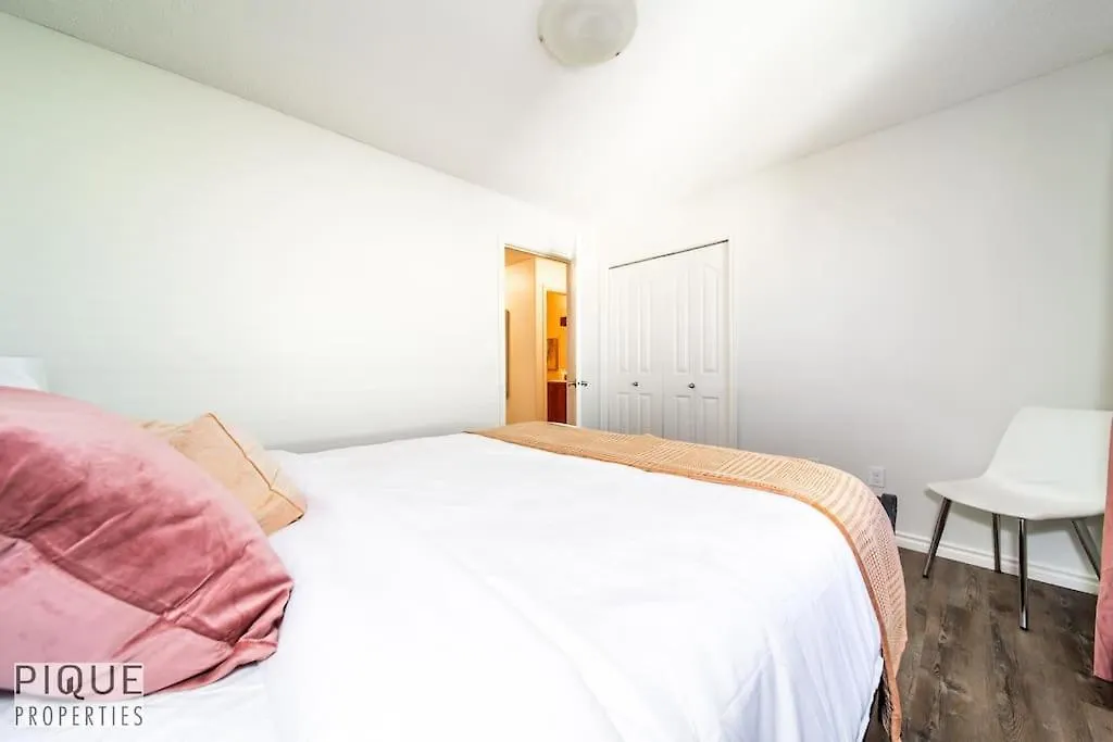 Chic 3Br Modern Home - Wi-Fi - Netflix - Sleeps 8! Edmonton