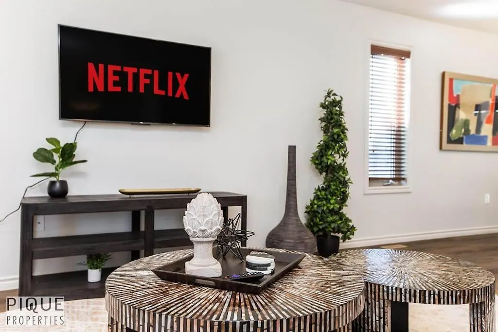 Chic 3Br Modern Home - Wi-Fi - Netflix - Sleeps 8! Edmonton Canada