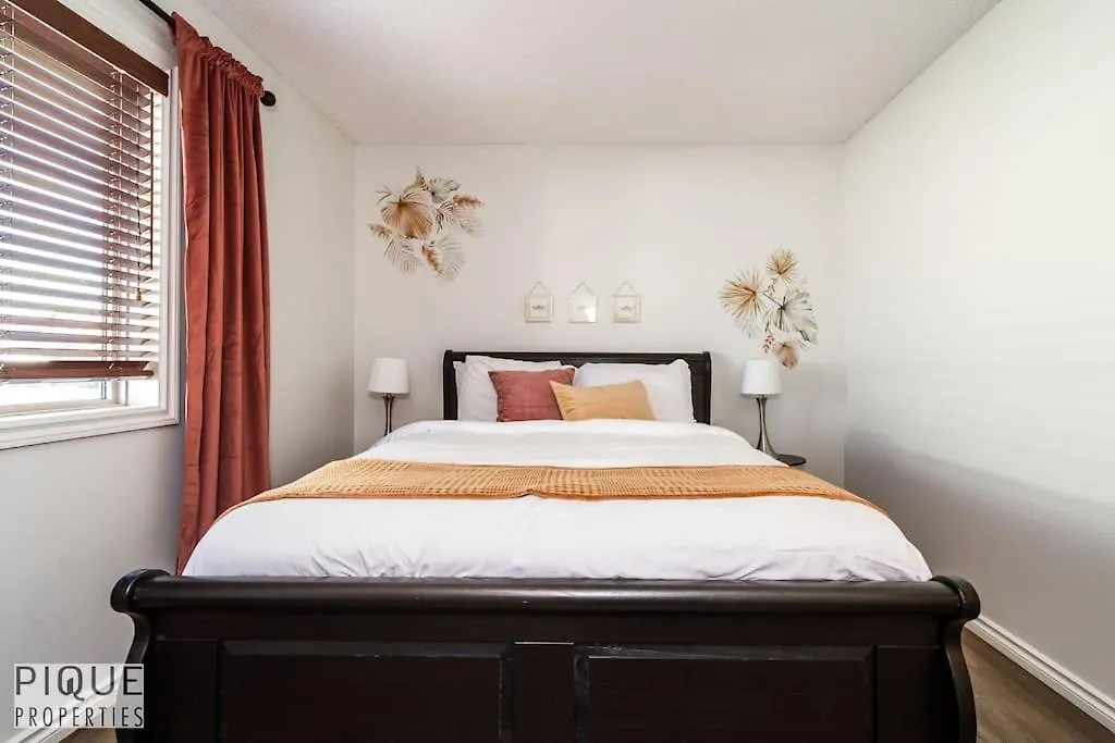 Chic 3Br Modern Home - Wi-Fi - Netflix - Sleeps 8! Edmonton