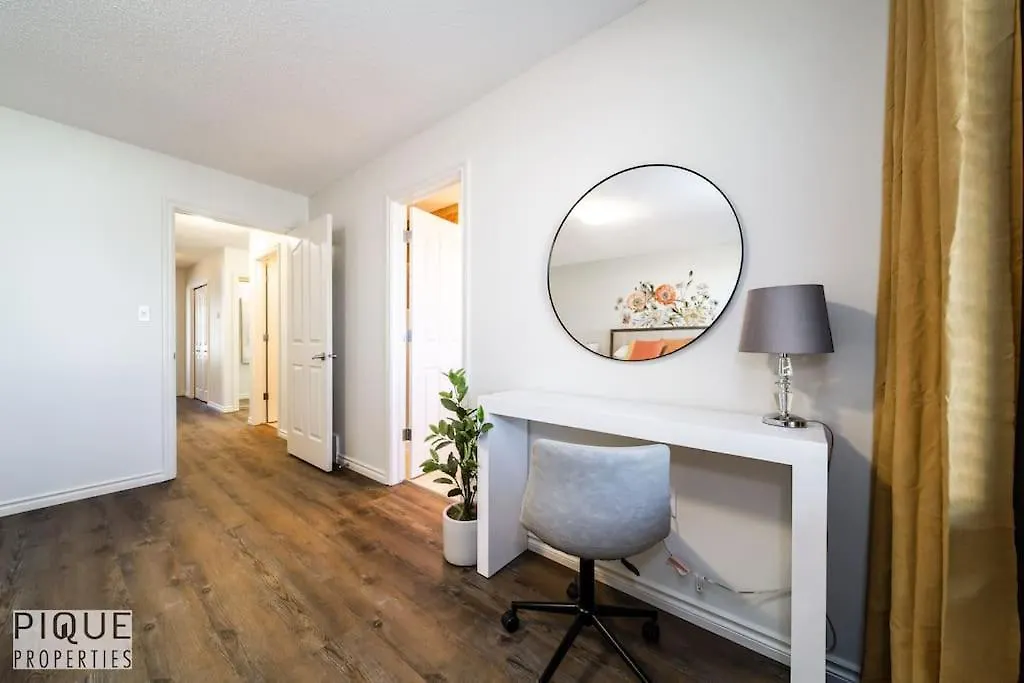 Chic 3Br Modern Home - Wi-Fi - Netflix - Sleeps 8! Edmonton Canada