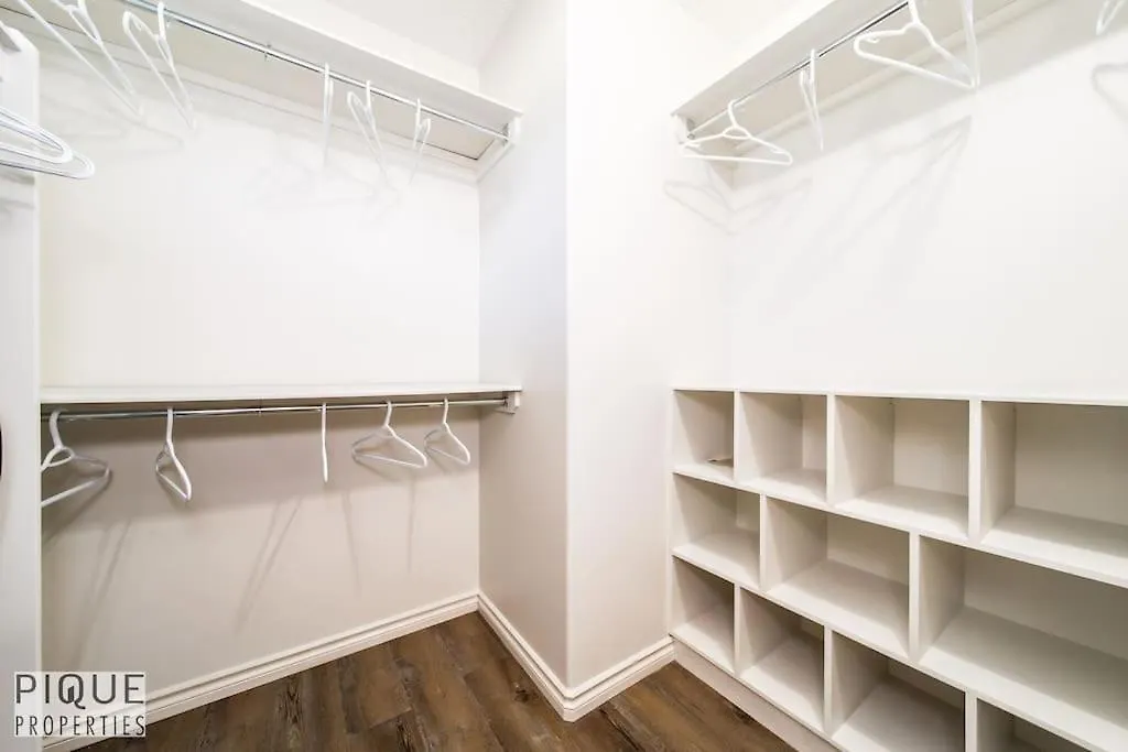 Chic 3Br Modern Home - Wi-Fi - Netflix - Sleeps 8! Edmonton