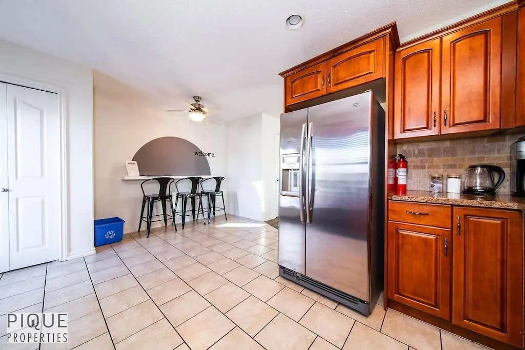 Chic 3Br Modern Home - Wi-Fi - Netflix - Sleeps 8! Edmonton Appartement