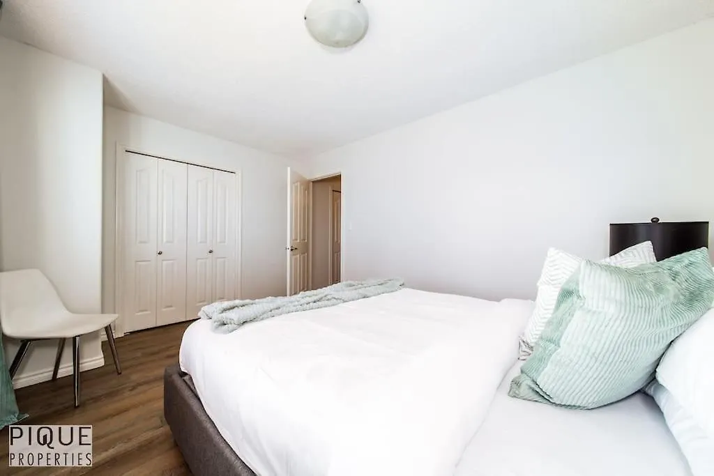 Chic 3Br Modern Home - Wi-Fi - Netflix - Sleeps 8! Edmonton Appartement