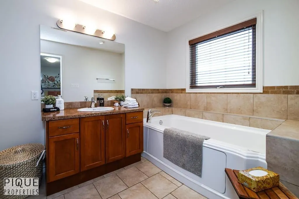 Chic 3Br Modern Home - Wi-Fi - Netflix - Sleeps 8! Edmonton 0*,  Canada