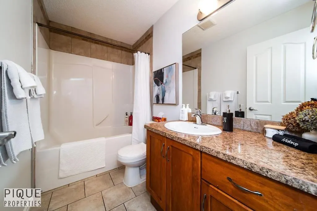 Appartement Chic 3Br Modern Home - Wi-Fi - Netflix - Sleeps 8! Edmonton