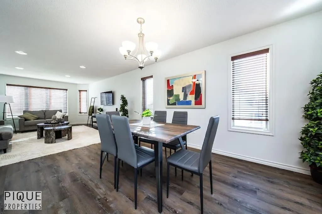 Chic 3Br Modern Home - Wi-Fi - Netflix - Sleeps 8! Edmonton