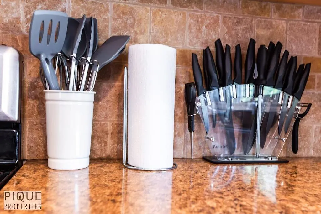 Chic 3Br Modern Home - Wi-Fi - Netflix - Sleeps 8! Edmonton Canada