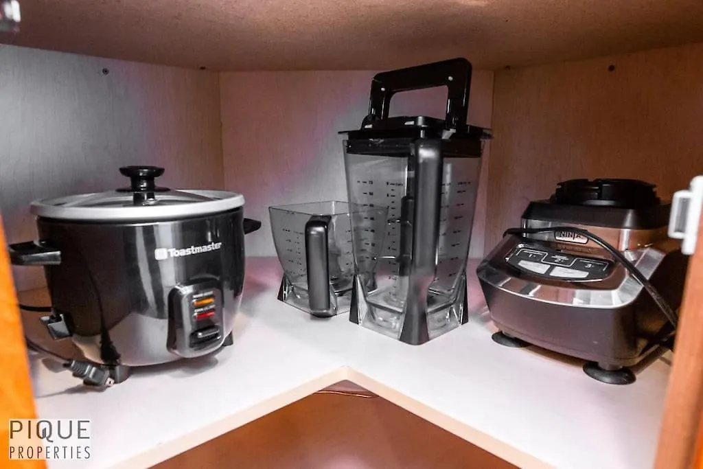 Apartment Chic 3Br Modern Home - Wi-Fi - Netflix - Sleeps 8! Edmonton Kanada