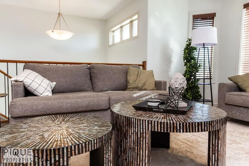 Apartment Chic 3Br Modern Home - Wi-Fi - Netflix - Sleeps 8! Edmonton