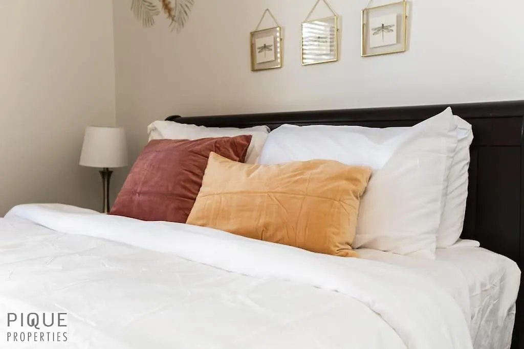 Chic 3Br Modern Home - Wi-Fi - Netflix - Sleeps 8! Edmonton 0*,