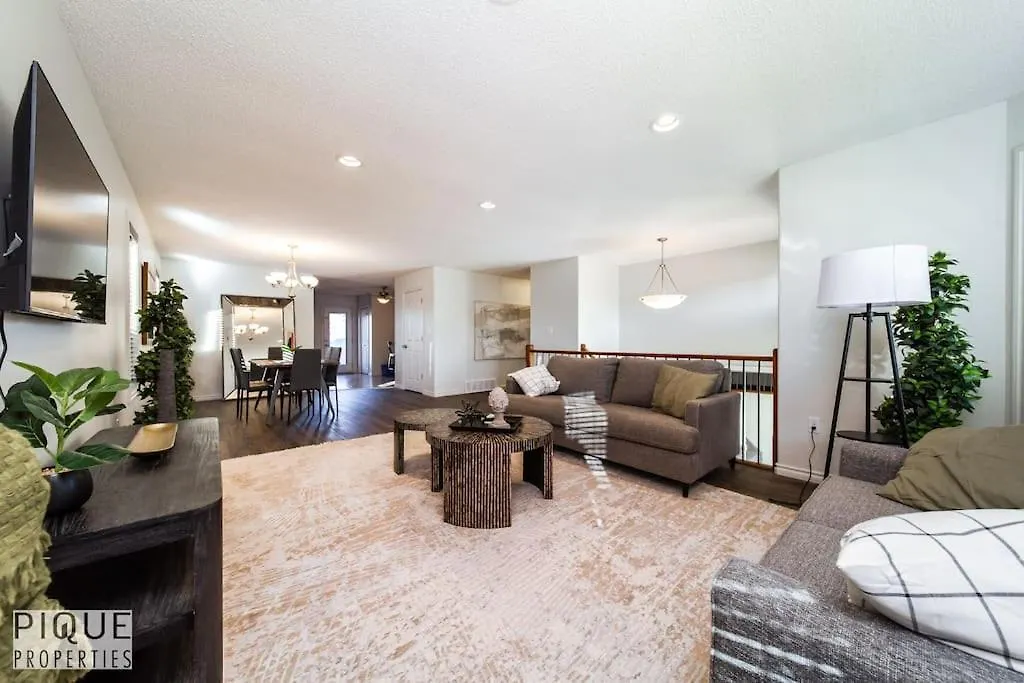 Chic 3Br Modern Home - Wi-Fi - Netflix - Sleeps 8! Edmonton Apartment