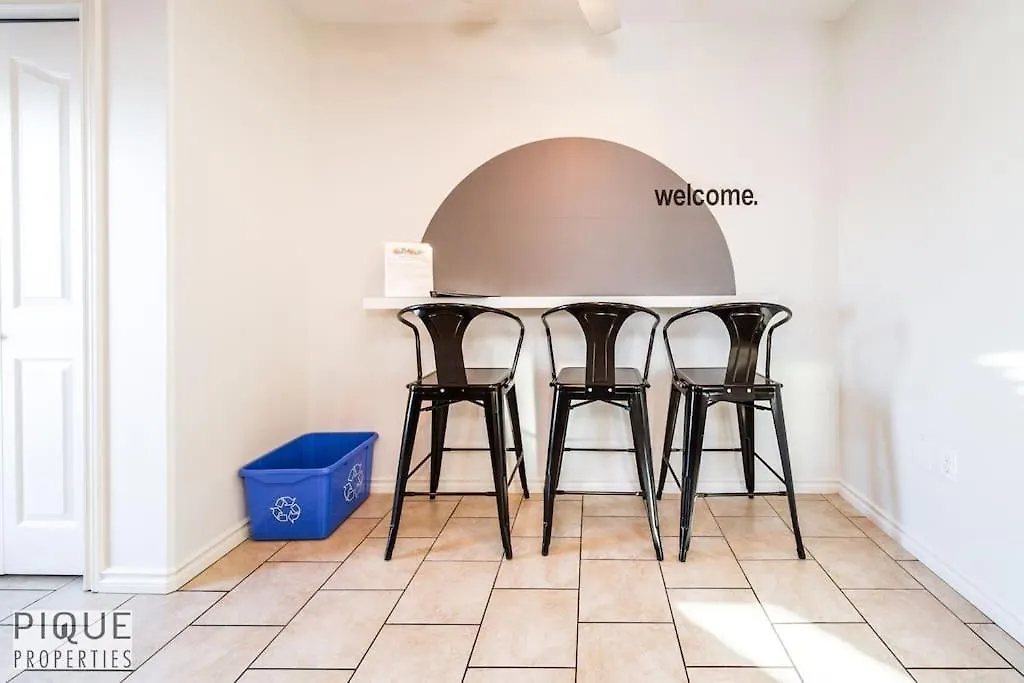Chic 3Br Modern Home - Wi-Fi - Netflix - Sleeps 8! Edmonton 0*,  Kanada