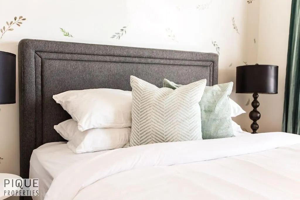 Chic 3Br Modern Home - Wi-Fi - Netflix - Sleeps 8! Edmonton Apartment