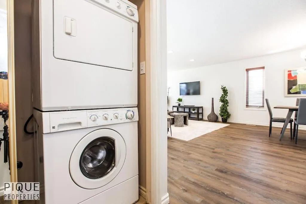 Apartment Chic 3Br Modern Home - Wi-Fi - Netflix - Sleeps 8! Edmonton Kanada