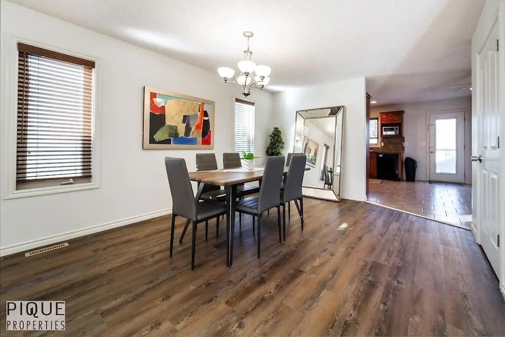 Chic 3Br Modern Home - Wi-Fi - Netflix - Sleeps 8! Edmonton 0*,