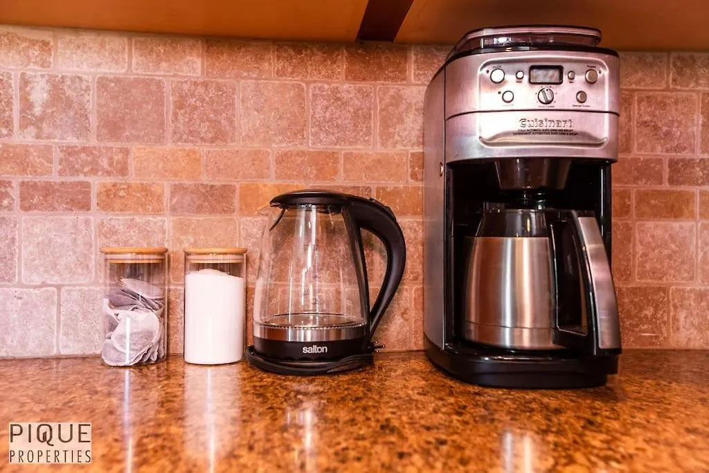 Chic 3Br Modern Home - Wi-Fi - Netflix - Sleeps 8! Edmonton Apartment