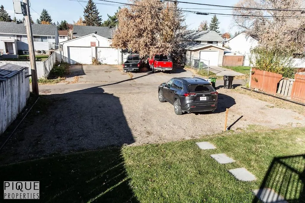 Chic 3Br Modern Home - Wi-Fi - Netflix - Sleeps 8! Edmonton