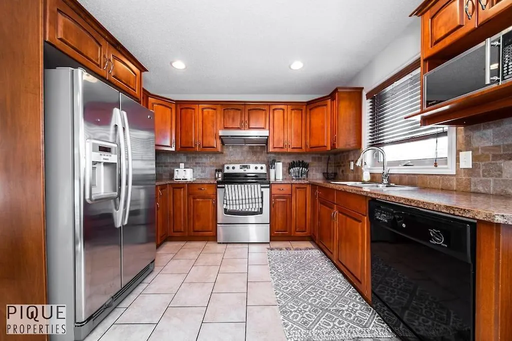 Chic 3Br Modern Home - Wi-Fi - Netflix - Sleeps 8! Edmonton