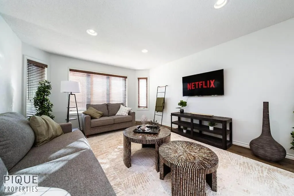 Chic 3Br Modern Home - Wi-Fi - Netflix - Sleeps 8! Edmonton