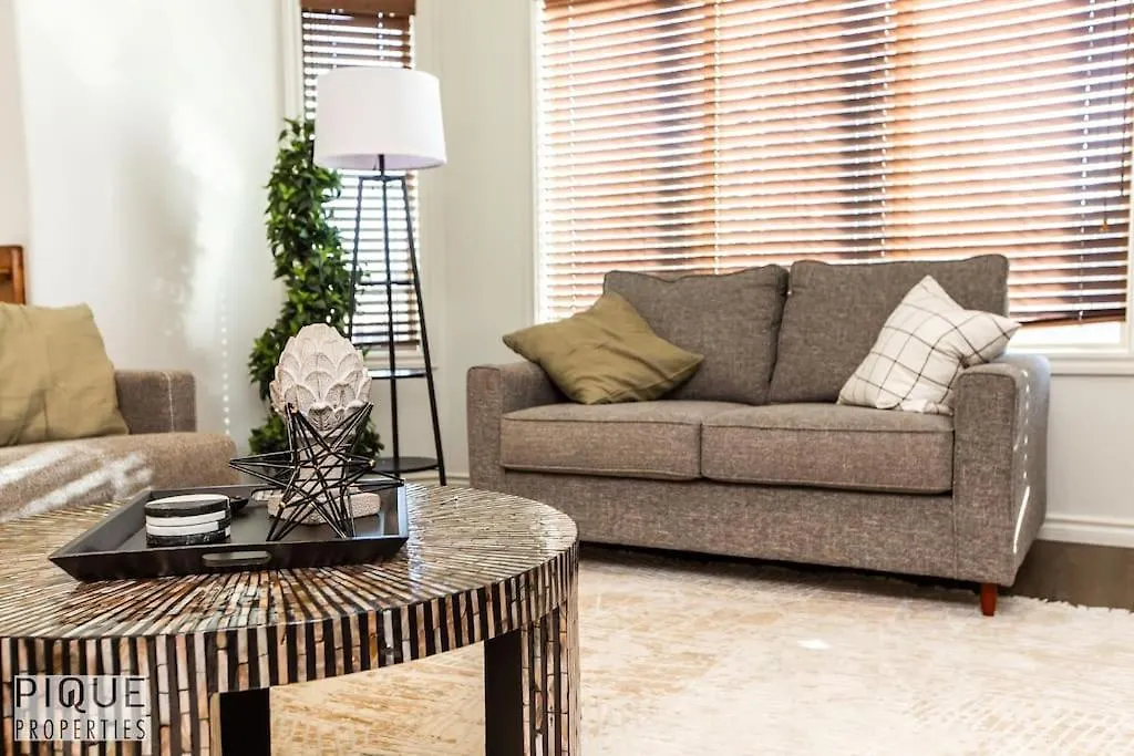 Chic 3Br Modern Home - Wi-Fi - Netflix - Sleeps 8! Edmonton Kanada