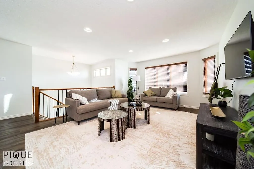 Chic 3Br Modern Home - Wi-Fi - Netflix - Sleeps 8! Edmonton 0*,  Kanada