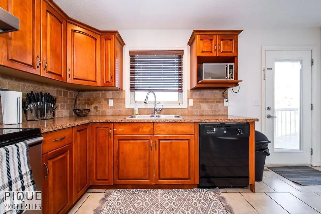 Apartment Chic 3Br Modern Home - Wi-Fi - Netflix - Sleeps 8! Edmonton
