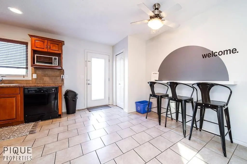 Chic 3Br Modern Home - Wi-Fi - Netflix - Sleeps 8! Edmonton 0*,  Kanada